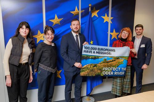 Thomas Freisinger and other conservationists hand over the Odra petition to EU Environment Commissioner Virginijus Sinkevičius